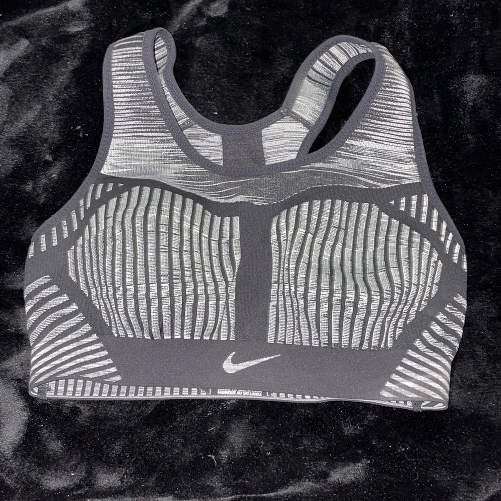 Nike FE/NOM Flyknit
Women's High-Support Non-Padded Sports Bra